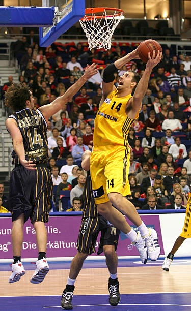 她以出众的 她以出众的